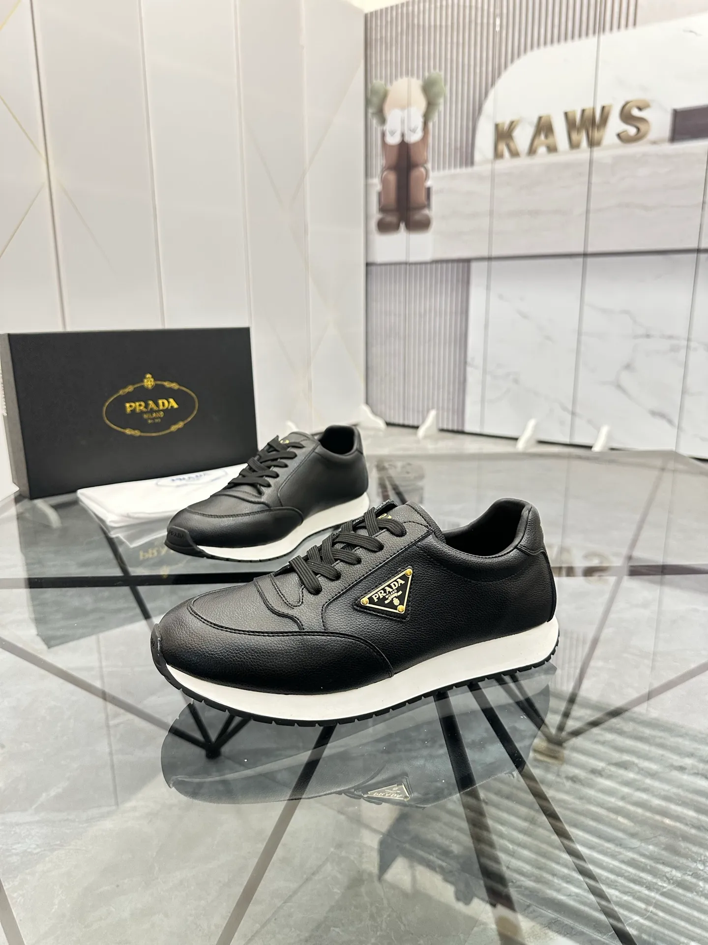 Men's shoes: 💰P420¥ Product trademark: Prada *"Prada*" low-top casual shoes Regular size: 38-44 (can be customized to 45) Product materials: imported cowhide upper, sheepskin lining, original outsole. Number: 020